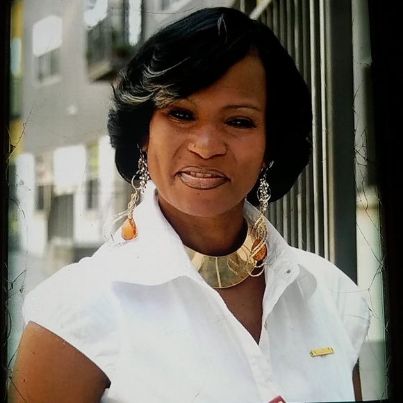 Meet your Posher, Sandy - Picture 1 of 4